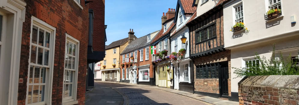 Elm Hill in de stad Norwich in Norfolk, Engeland